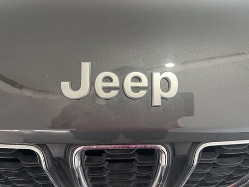 Used 2025 Jeep Grand Cherokee Laredo AWD/4WD image 34