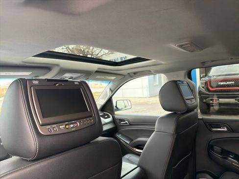Used 2019 Chevrolet Suburban LT w/ Luxury Package image 12