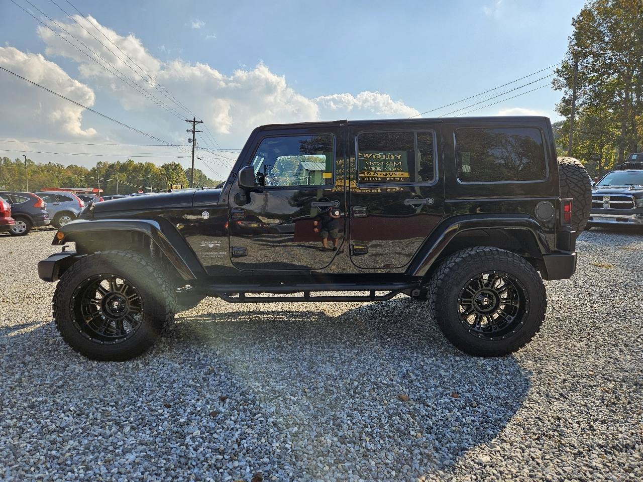 Used 2017 Jeep Wrangler Unlimited Sahara w/ Connectivity Group AWD/4WD image 5