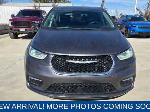 Used 2023 Chrysler Pacifica Touring-L image 8