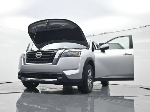 Used 2025 Nissan Pathfinder SL FWD image 29
