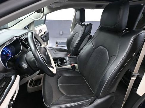 Used 2018 Chrysler Pacifica Limited w/ Advanced Safetytec Group FWD image 23