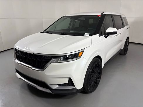 Used 2022 Kia Carnival LX image 4