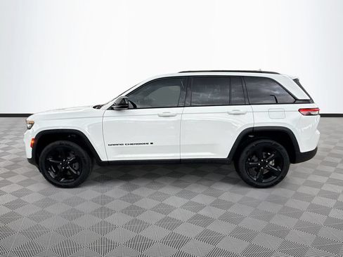 Used 2023 Jeep Grand Cherokee Altitude RWD image 4
