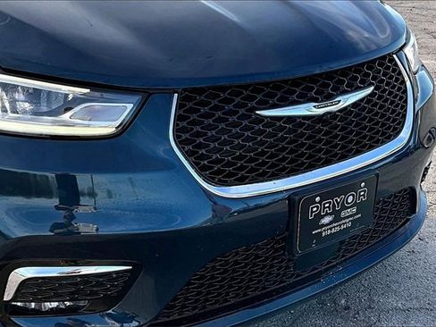 Used 2025 Chrysler Pacifica Select image 33