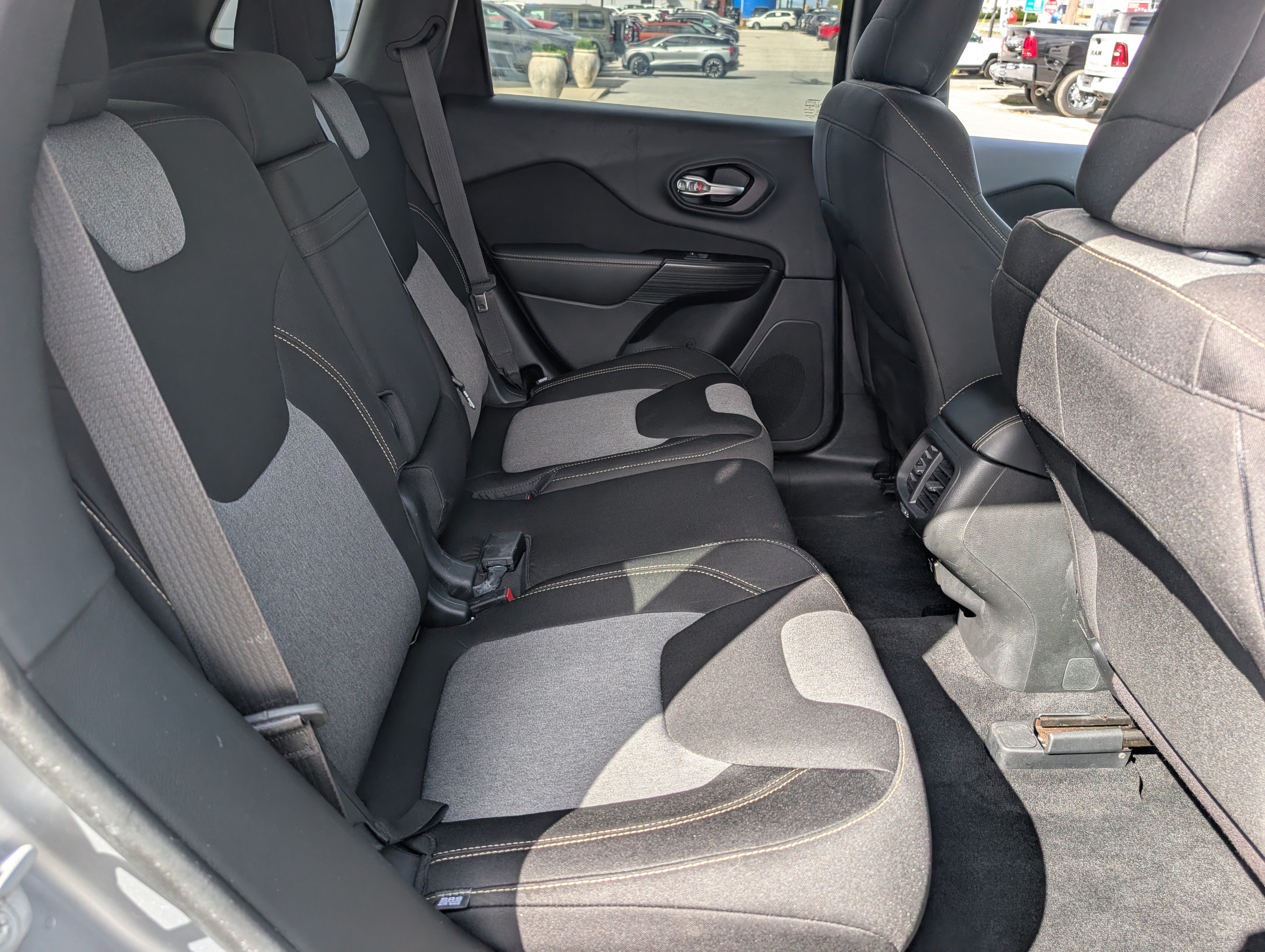 Used 2014 Jeep Cherokee Latitude AWD/4WD image 12