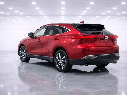 Used 2021 Toyota Venza LE image 3