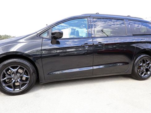 Used 2019 Chrysler Pacifica Touring-L Plus w/ Advanced Safetytec Group FWD image 34