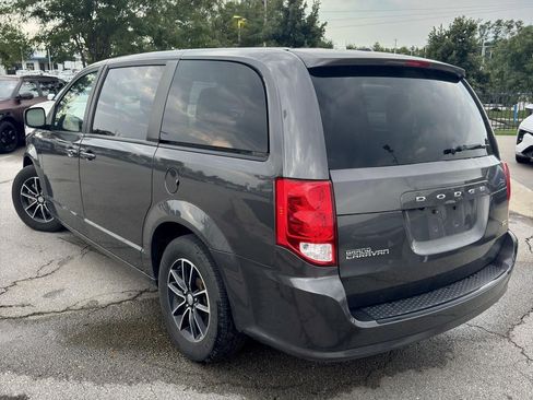 Used 2019 Dodge Grand Caravan SE FWD image 3