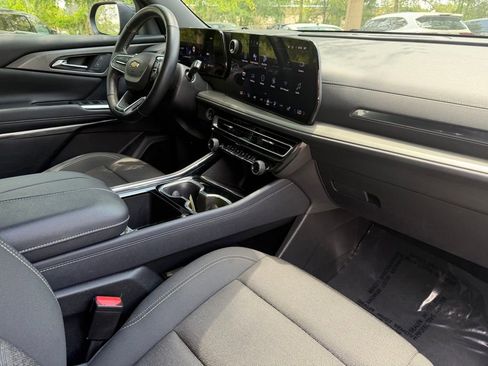 Used 2025 Chevrolet Traverse LT FWD image 11