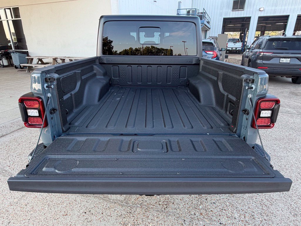 Used 2025 Jeep Gladiator Mojave w/ Convenience Group AWD/4WD image 12