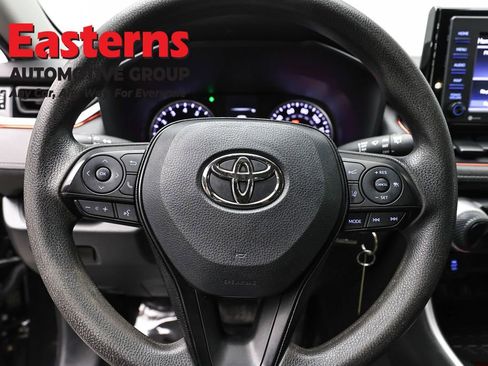 Used 2021 Toyota RAV4 LE AWD/4WD image 10