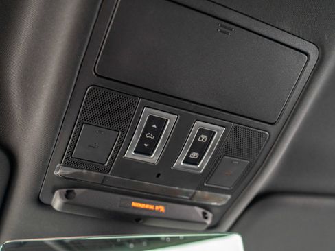 Used 2022 Land Rover Defender 90 X-Dynamic S image 29