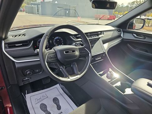 Used 2025 Jeep Grand Cherokee Laredo X w/ Luxury Tech Group I image 20