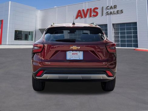 Used 2025 Chevrolet Trax LT FWD image 7