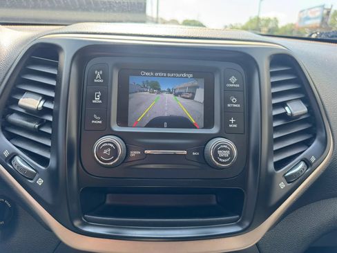 Used 2016 Jeep Cherokee Sport FWD image 17