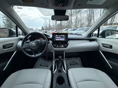 Used 2022 Toyota Corolla Cross L image 2