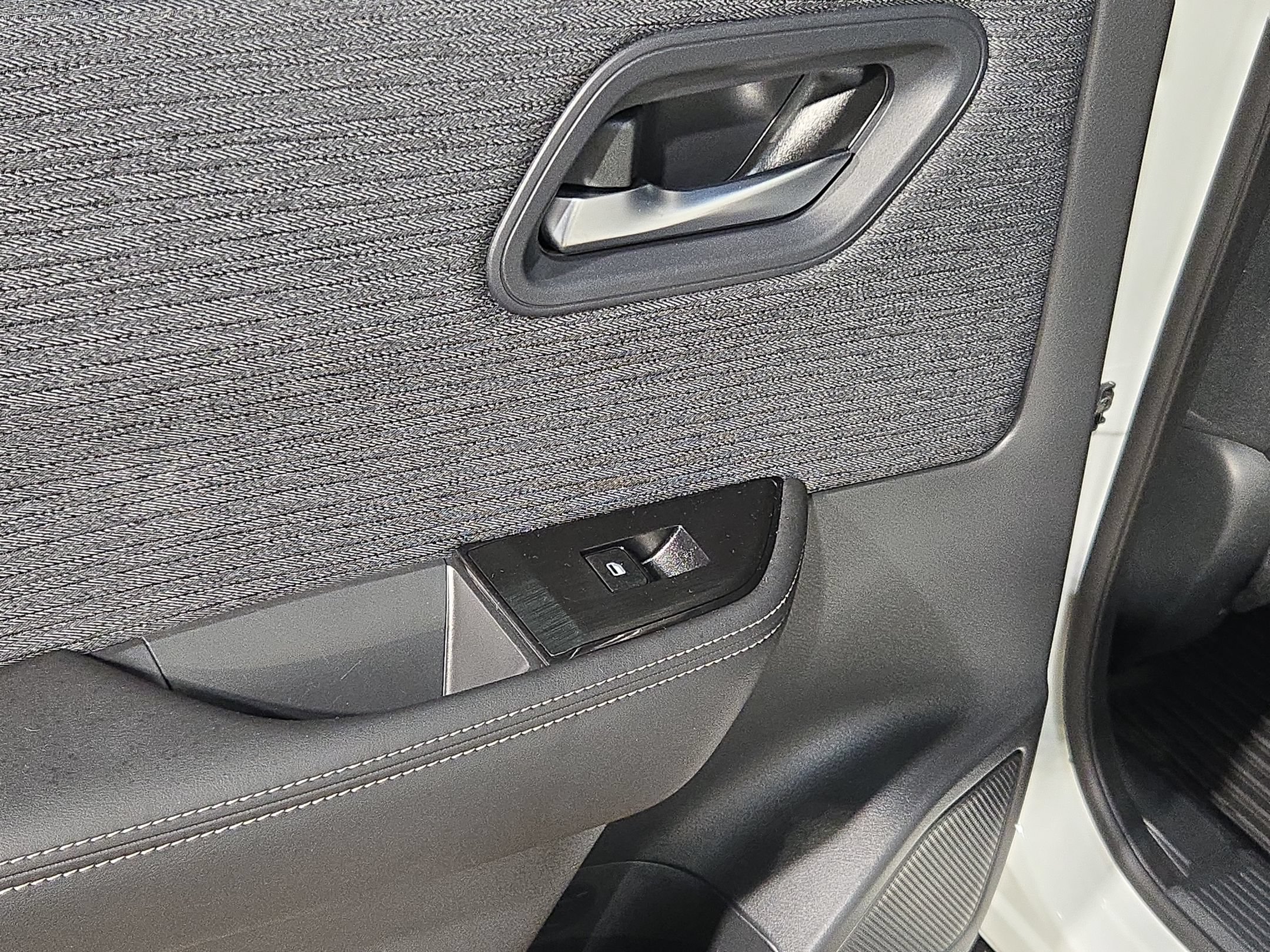 Used 2023 Nissan Rogue SV FWD image 34