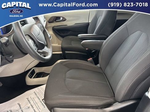 Used 2023 Chrysler Voyager LX FWD image 18