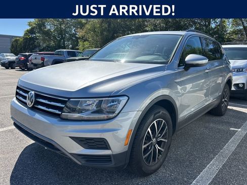 Used 2020 Volkswagen Tiguan SE w/ Panoramic Sunroof Package image 5