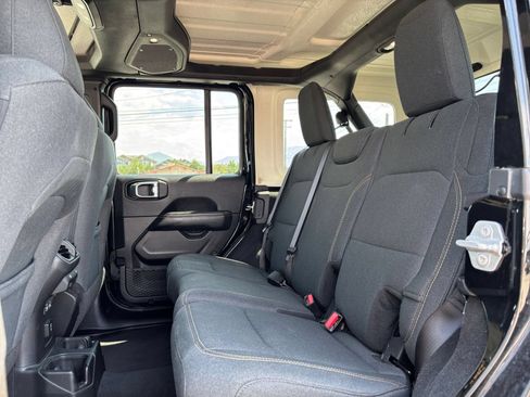 Used 2025 Jeep Wrangler Unlimited Sahara AWD/4WD image 25