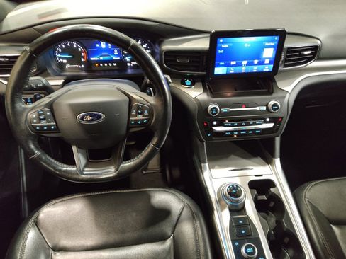 Used 2020 Ford Explorer XLT w/ Equipment Group 202A AWD/4WD image 22