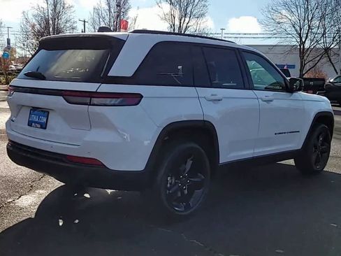 New 2025 Jeep Grand Cherokee Altitude image 8