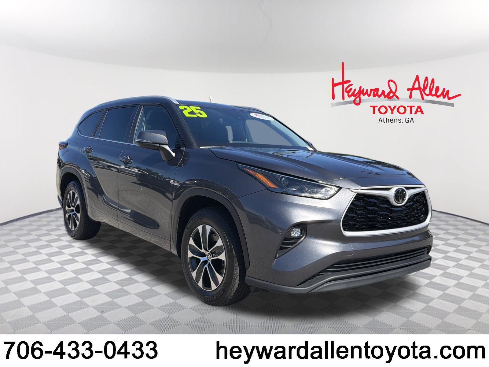 Certified 2025 Toyota Highlander XLE FWD image 1