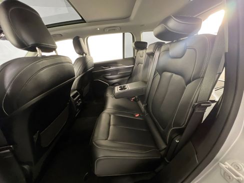 Used 2022 Jeep Grand Cherokee Limited image 25