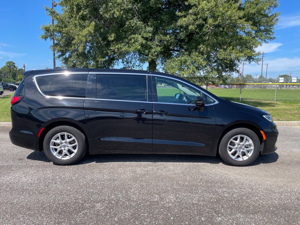 Used 2024 Chrysler Pacifica Touring-L FWD image 8