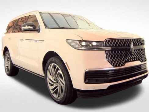 Used 2025 Lincoln Navigator Reserve AWD/4WD image 9