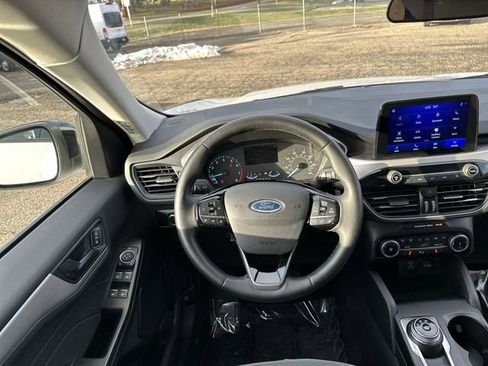 Used 2022 Ford Escape SE w/ SE Sport Appearance Package image 13