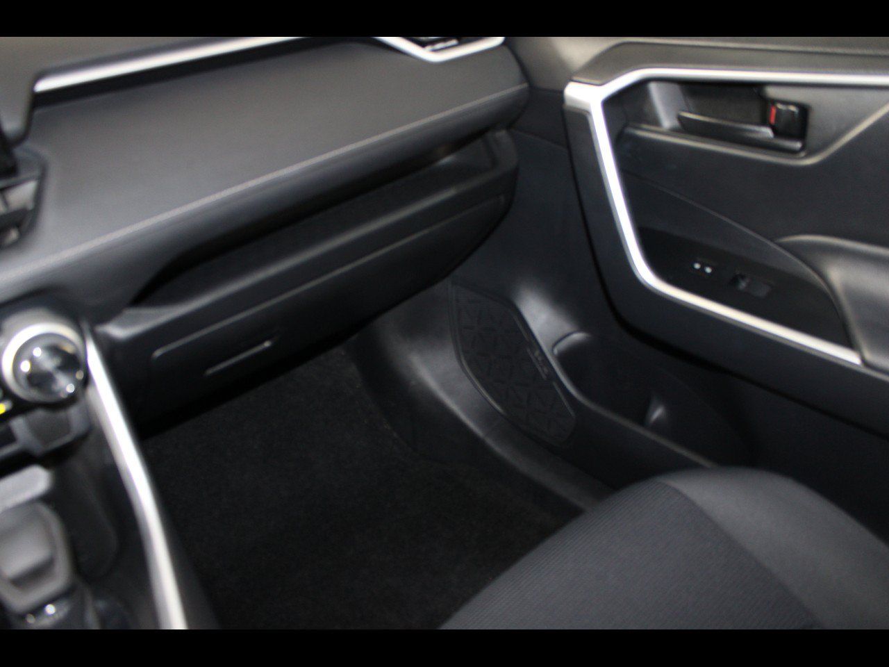 Used 2020 Toyota RAV4 LE w/ Carpet Mat Package AWD/4WD image 16