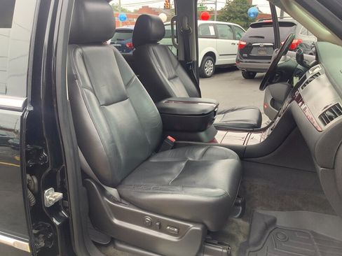 Used 2011 Cadillac Escalade Luxury AWD/4WD image 17