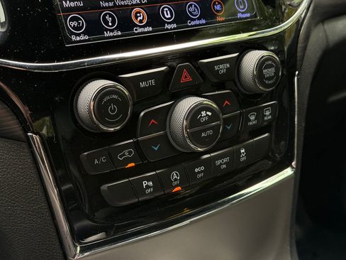 Used 2019 Jeep Grand Cherokee Altitude AWD/4WD image 22