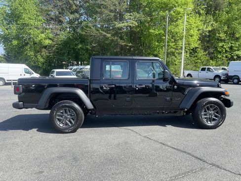 New 2026 Jeep Gladiator Sport AWD/4WD image 9