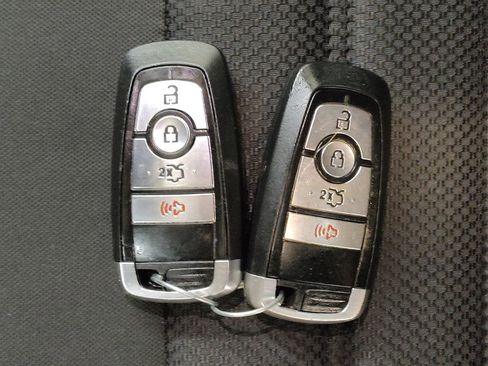 Used 2017 Ford Fusion SE w/ Fusion SE Technology Package image 32