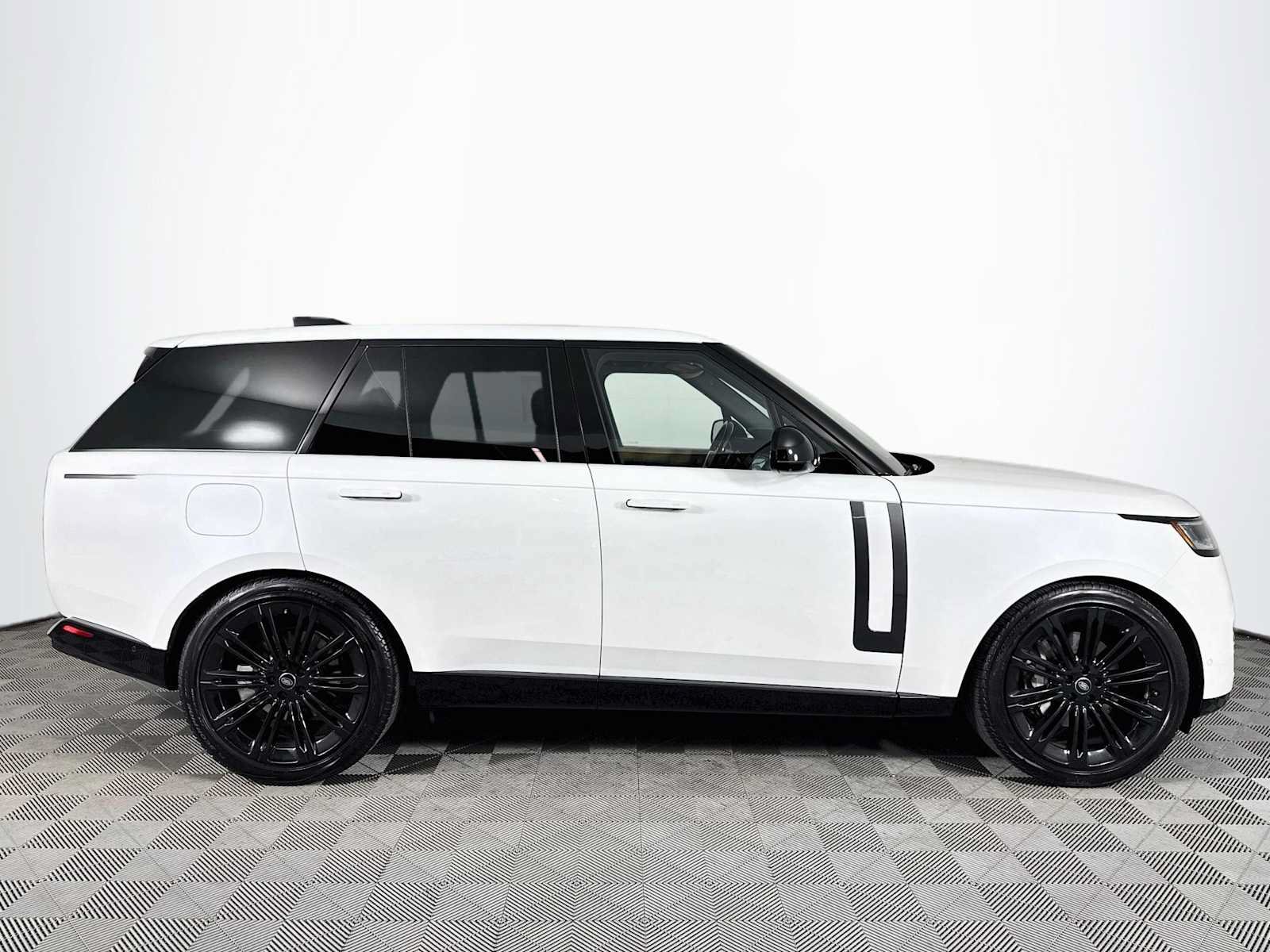 Used 2024 Land Rover Range Rover SE AWD/4WD image 4