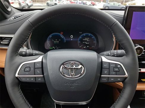 New 2026 Toyota Highlander Platinum image 17