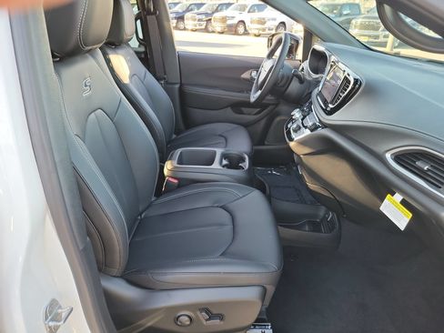 New 2026 Chrysler Pacifica Select FWD image 16