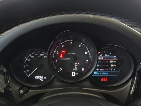 Certified 2024 Porsche Macan w/ Premium Plus Package AWD/4WD image 3