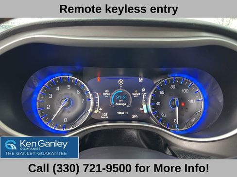 Used 2021 Chrysler Pacifica Touring-L w/ Uconnect Theater Family Group image 32