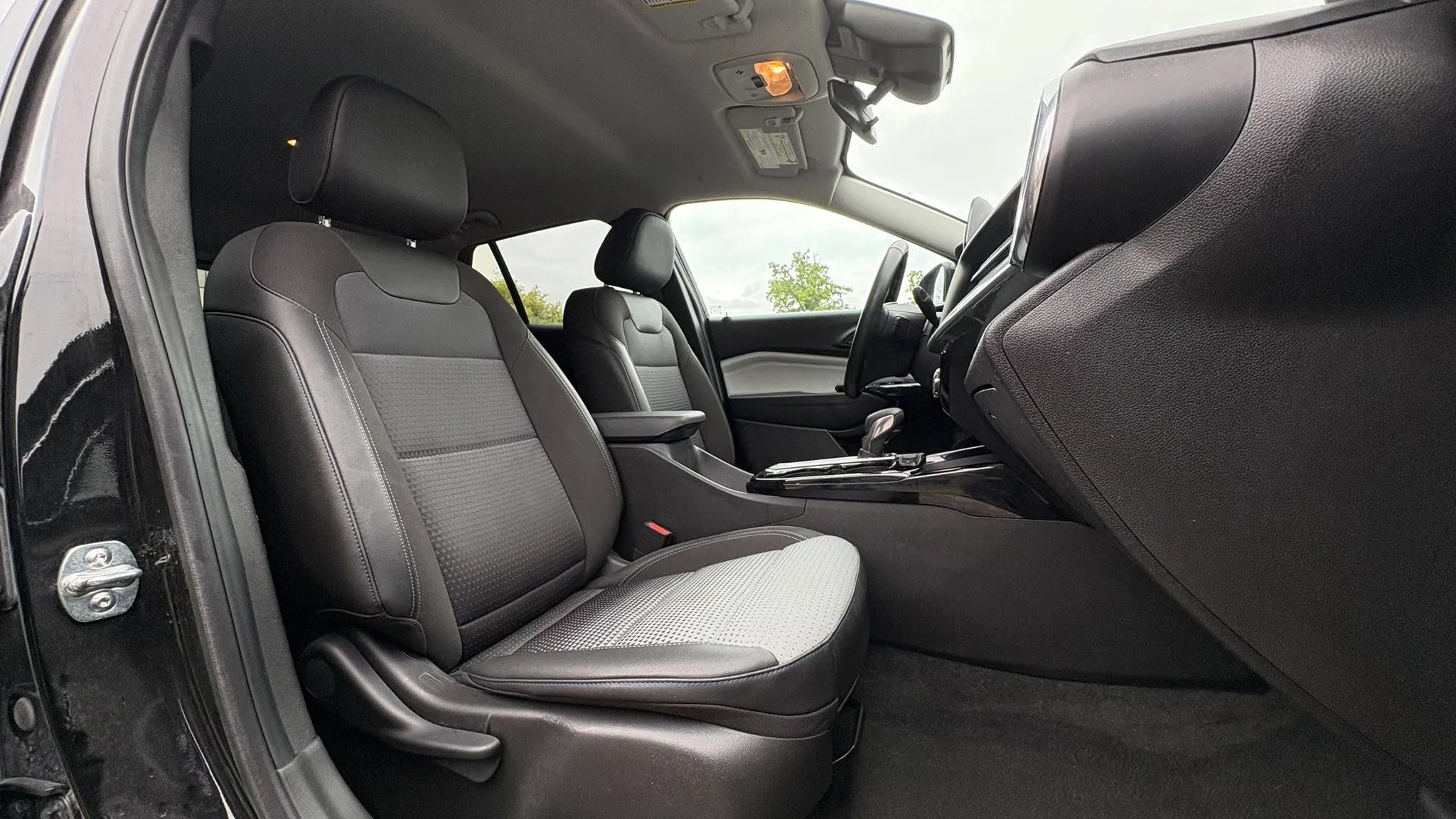 Used 2025 Chevrolet Trax LT w/ LT Convenience Package FWD image 29