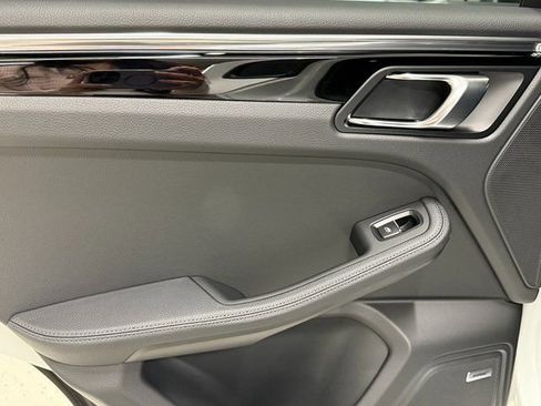 Certified 2025 Porsche Macan image 32