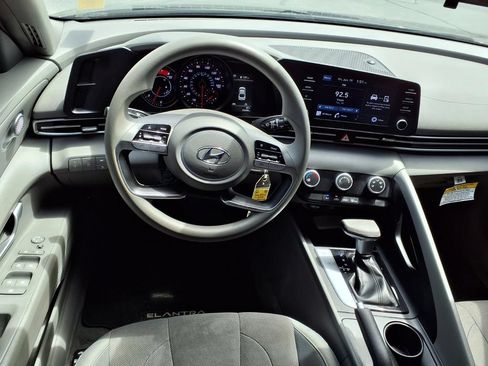 Used 2022 Hyundai Elantra SE FWD image 7
