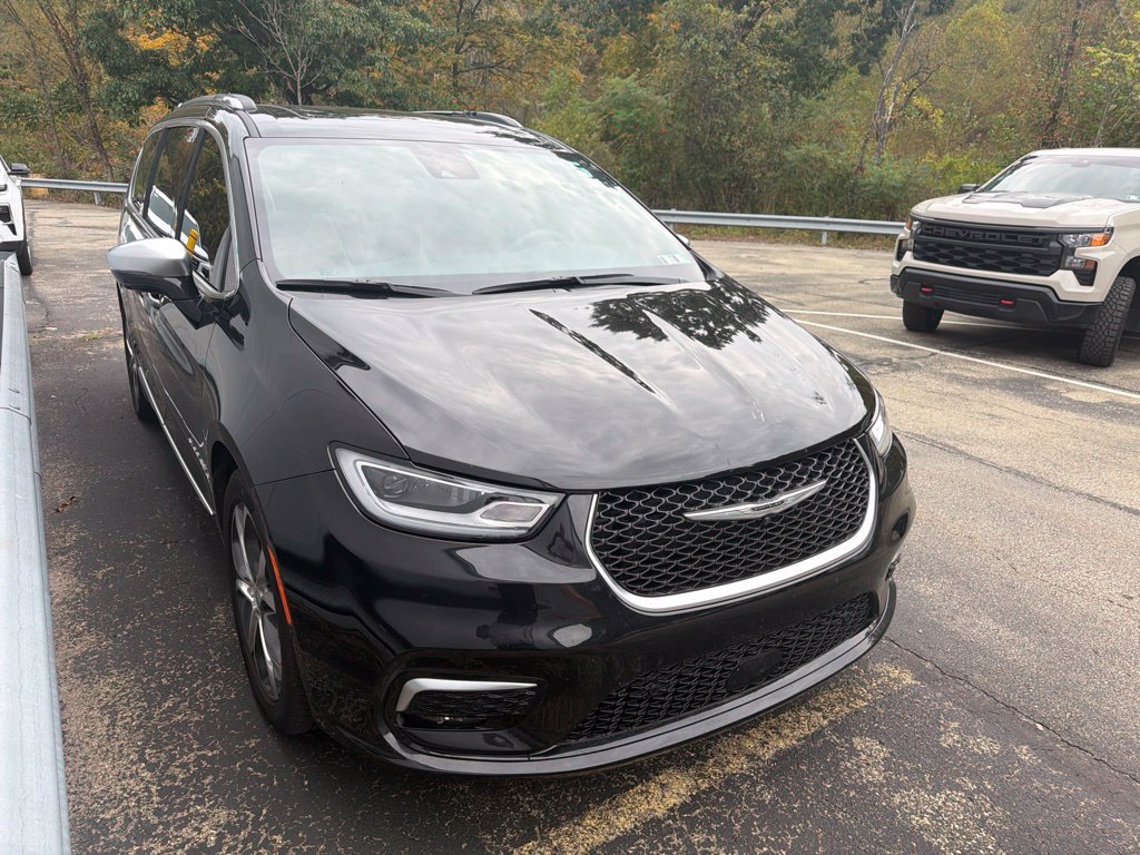 Used 2025 Chrysler Pacifica Pinnacle FWD image 8