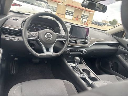 Used 2025 Nissan Altima 2.5 SV FWD image 14