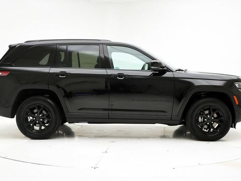 Used 2025 Jeep Grand Cherokee Altitude AWD/4WD image 3