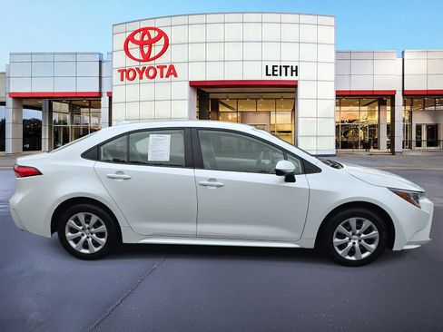 Certified 2022 Toyota Corolla LE image 4