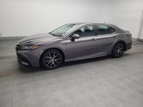 Used 2022 Toyota Camry SE image 2